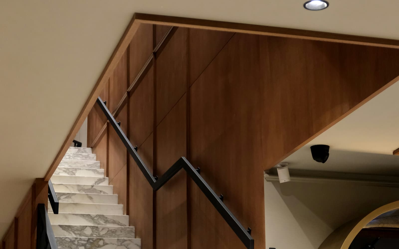 Sanded MgO decorative board used as laminating substrate for interior walls