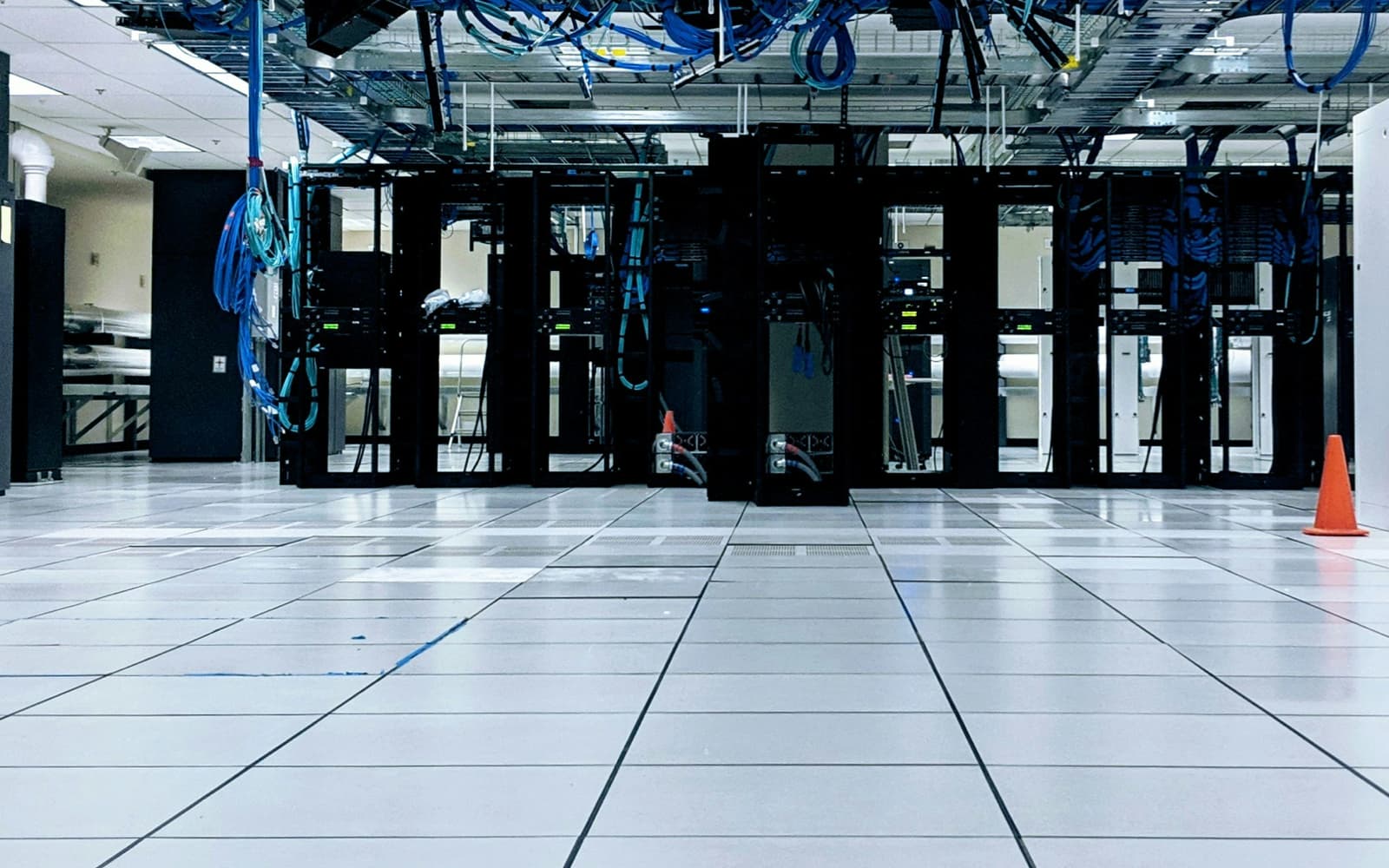 Data Center and Equipment Room Anti-Static Raised Floor Solution - Massif Anti-static raised floor system with grounding network in data centre