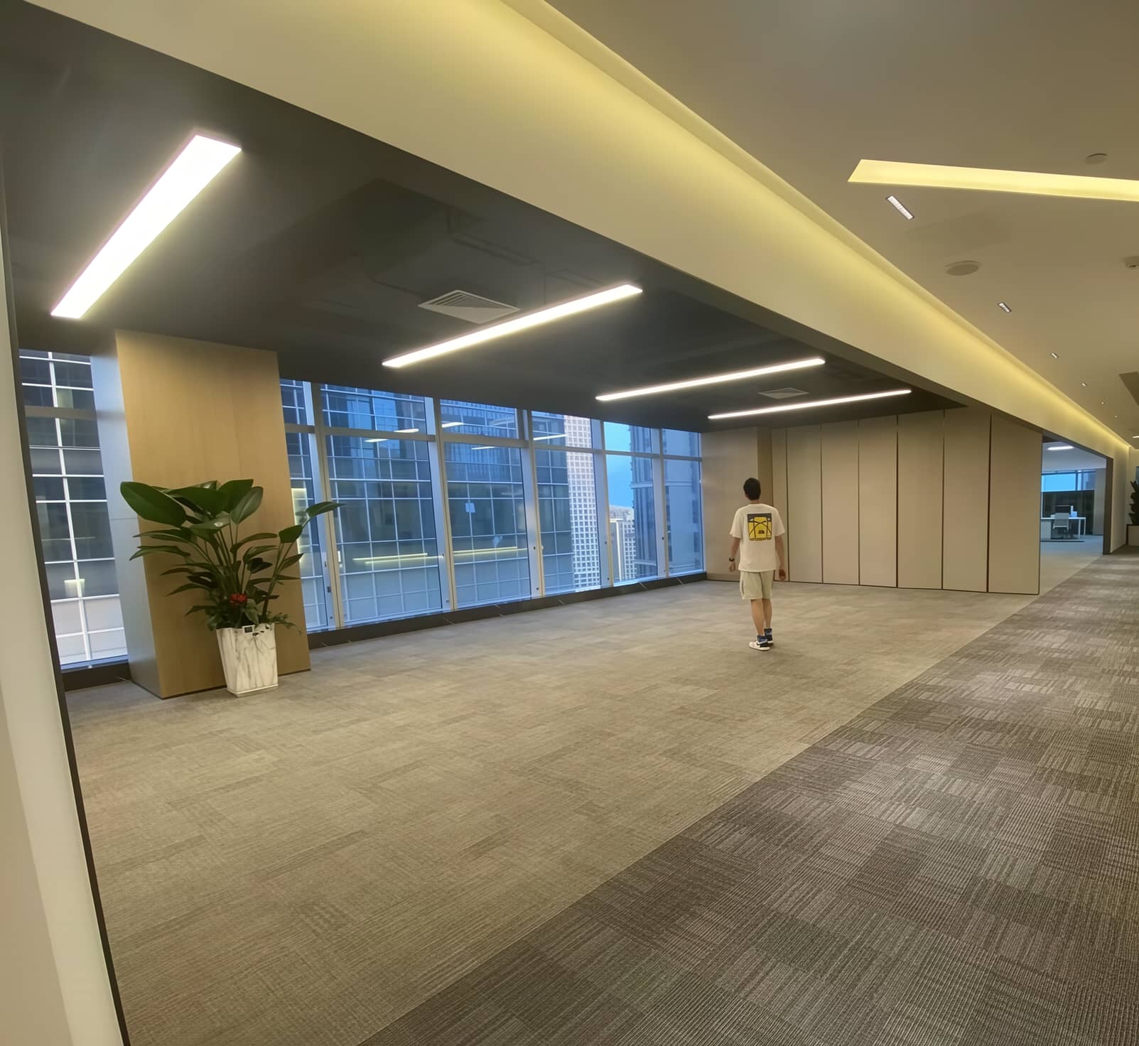 Massif UV raised floor for offices, hotels, showrooms and commercial interiors Upgraded OA network raised floor for accessible office and commercial interiors serving owners, main contractors, interior contractors, distributors and procurement teams